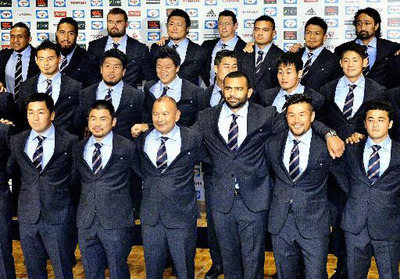 日本代表のヘッドコーチに就いたエディーさん（前列左から３人目）と私（後列右）。理不尽とも言える厳しい練習でチームは確実に力をつけていった（共同）