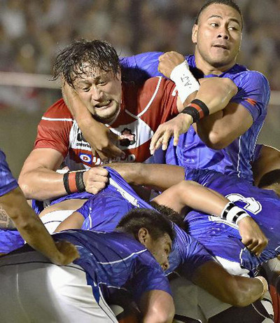 日本代表の試合でプレーする私（左）。エディーさんはワールドカップでの戦いを見据え、世界に通用する日本のスクラムを磨き上げていった（共同）