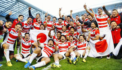 南アフリカ戦で勝利を収め、試合後に記念撮影する日本代表。私（前列右から３人目）は勝った瞬間の記憶がないほどの劇的な勝利だった（共同）