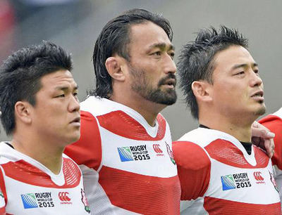サモア戦を前に国歌斉唱する私（中央）。前半終了間際のけがで途中交代し、私の３度目のワールドカップはそこで終わった。それでもチームはワールドカップで３勝を挙げ、日本ラグビーの歴史を変えることができた（共同）