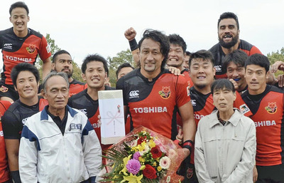 いわき市で行われたトップリーグの公式戦「東芝―ホンダ」の試合後、両親から花束を贈られた。地元に凱旋できたことがうれしかった＝２０１６年１０月