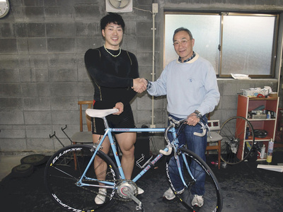 最初のロンドン五輪出場が決まった時の新田と私。高校生のころから「諦めたら終わり」と伝え続けてきた