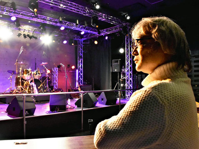 きらびやかな照明で輝く「ＣＬＵＢ＃９」のステージ。音楽を評価してもらえる喜びを感じられる場所を守りたい