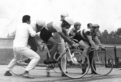 日豪対抗大会に挑む手嶋選手（手前右）と私（手前右から２人目）。最初の２レースは手も足も出なかった