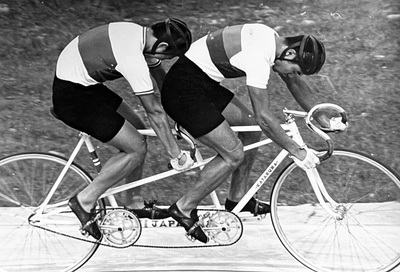 東京五輪の会場でレース前に調整する手嶋選手（右）と私。海外の選手は体も大きく、メダルはとても遠かった