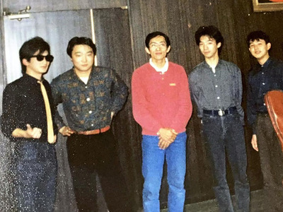 北海道函館市で行われたイベント後に主催者やメンバーと記念写真を撮影した私（左から２人目）。初めて観客から握手を求められた経験は忘れられない