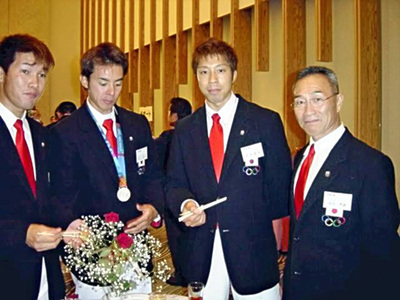 アテネ五輪で日本代表チームを指導した時の私（右）。「いつかは競輪選手を引退しないといけない」と、指導者の道に進むことを決めた