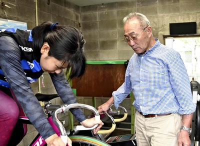 現在も指導を続ける私（右）。自転車から学んだ「諦めない気持ち」を伝えていきたい