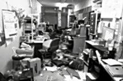 ３月１１日当時の＃９の事務所。物が散乱したものの、機材関係は無事だった