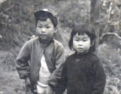 ５、６歳の頃の私（左）と妹。山が大好きだった