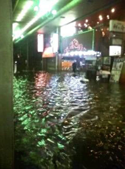 水浸しのアーケード。ＣＬＵＢ＃９の前の通りがこんなありさまになるなんて思いも寄らなかった