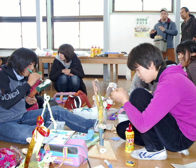 トロフィーを制作する娘の彩花（手前右）ら野木沢小の児童