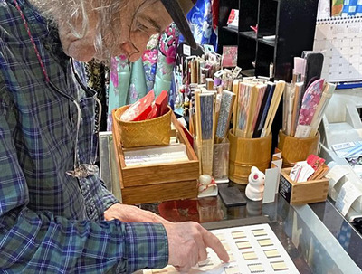 米国で畳コースターの資料を読む現地の人。当時の私は、畳の良さについて即答できなかった