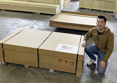 １７日に米国シリコンバレーの中心地サンノゼに送る畳２６枚の荷造りをした私。輸送中に傷がつかないよう、強化段ボールで梱包（こんぽう）した