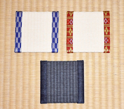 海外で人気の伝統的な和柄（左上）、アジアン柄（右上）、黒い畳面のコースター。経験の中で、需要の傾向が分かってきた