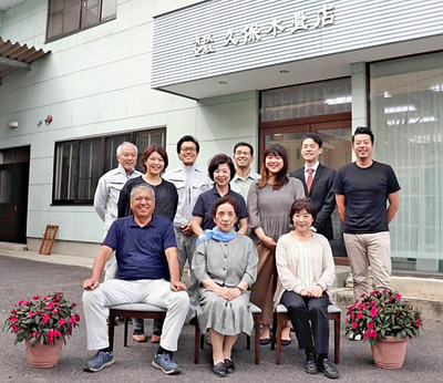 久保木畳店で働く家族や職人さんと私（後列右）。周囲の支えに感謝しながら、畳の魅力を伝える活動を続けていきたい