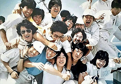 大学生時代の私（中列左）。海洋実習などで仲間たちとかけがえのない時間を過ごした