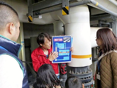 コロナ禍の前に人気だったバックヤードツアーの様子。水族館の裏側をのぞいてもらい、私たちの仕事に関心を深めてもらった