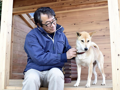 さくらと私。本館入り口付近で飼育しており、来館者を出迎えてくれている