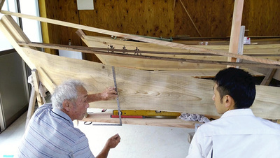 船大工の遠藤さん（左）に協力してもらい、伝馬船造りにも取り組んだ