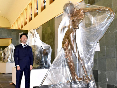 ２７日の再開館に向けて準備が進む館内。「子どもたちに美術品を見てもらいたい」という思いが私たちの原点だ