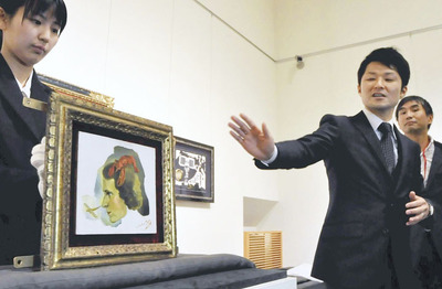 美術館の特別イベントで日本初公開の「ガラとロブスターの肖像」について解説する私。妻ガラの肖像画はダリ作品の中でも特に貴重だ＝２０１４年１０月