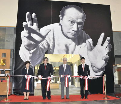 岡本太郎展の開幕式でテープカットをする私（右）。来場する方々の反響の大きさに驚いた＝２０１３年４月、諸橋近代美術館