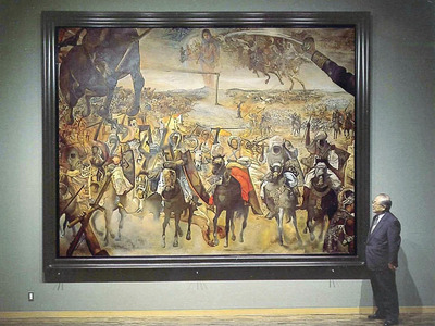 ダリの大作「テトゥアンの大会戦」の前に立つ父・諸橋廷蔵。設立準備に全エネルギーを注いでいた