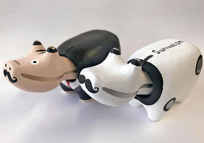 人気商品の「ひげべこ」。コロナ禍の中でも職員たちのアイデアと努力のおかげでグッズの売り上げが好調だ