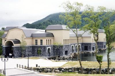 建物が完成し、開館１カ月前の美術館。「西洋中世の馬小屋」をイメージして建てられた＝１９９９年５月