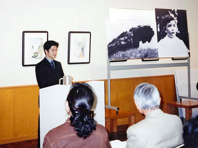 開館した年の美術講座で作品解説をする私。運営や研究、広報と多忙な日々を送っていた＝１９９９年１０月