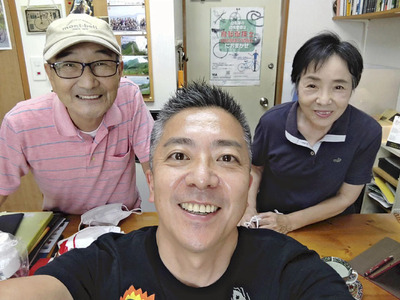 中学の頃からお世話になっている秋月秀樹さん（左）と衣子（きぬこ）さん（右）夫妻と僕。秀樹さんは僕にとって「最後のお父さん」。先日電話で話したらなぜか涙が出てきた