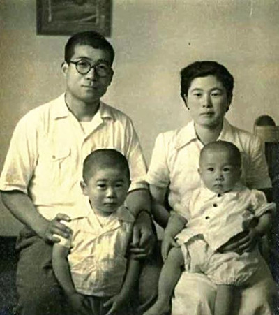 父と母、弟と写真に納まる幼いころの私（左下）。社交的な弟とは違い、引っ込み思案な性格の子どもだった