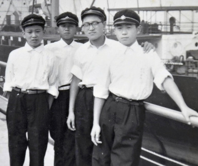 中村一中の修学旅行で友達と記念写真に納まる私（右）。中学、高校時代に実家を離れて暮らした経験が、親のありがたみや古里への愛着が芽生えるきっかけとなった