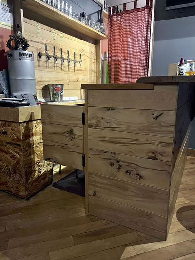 醸造所に併設した飲食店「ビア・フリッジ」は内装に南会津町産材を使った。欠点とされるフシなどが入った材木は工夫次第でデザインとして生まれ変わる