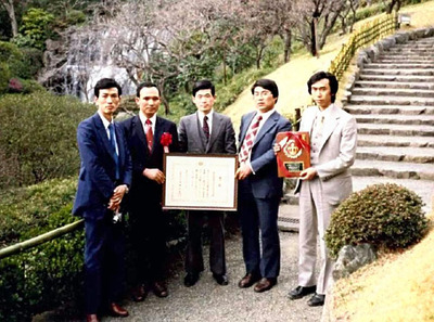 同年代の酪農仲間と内閣総理大臣賞受賞を喜ぶ私（中央）。仲間との関わり合いはとても刺激的で自分自身を成長させてくれた