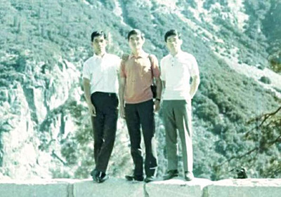 研修先の米カリフォルニア州にあるヨセミテ国立公園で記念写真に納まる私（右）。米国での研修は酪農を違った視点で見つめ直す機会になった