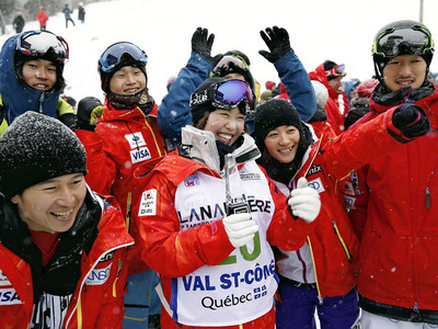 ソチ冬季五輪の出場が決まり、みんなと喜びを分かち合った。写真右端は猪苗代町出身の遠藤尚さん、右から２人目は上村愛子さん