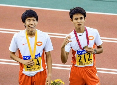 ２年時に出場した全日本大学選手権の男子１５００メートルで優勝した舟津（左）と３位になった私。１年時には主将と副将に任命され、２人でチームをまとめた