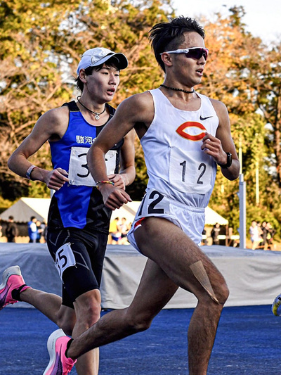 大学４年時に箱根駅伝の選考を兼ねた記録会で走る私（右）。エントリーメンバー１６人に選ばれたが、本選への出場はなかった