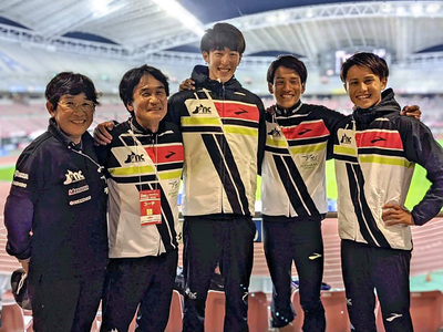 阿見ＡＣのメンバーと一緒に写真に納まる私（右）。入社後に思うような結果が出なかったが、阿見ＡＣでの経験が支えになった