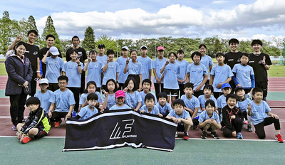 ４月に設立したジュニアチームの子どもたちと私（最後列右から２人目）。子どもたちの成長の場となってほしいと願っている