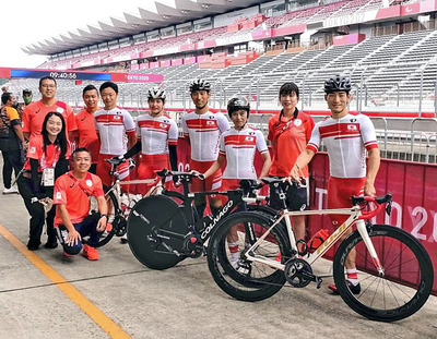東京大会で選手やスタッフと記念撮影に臨む僕（前列左から２人目）。無観客開催となったが、選手にとってはそれが有利に働いた面もあったと考えている