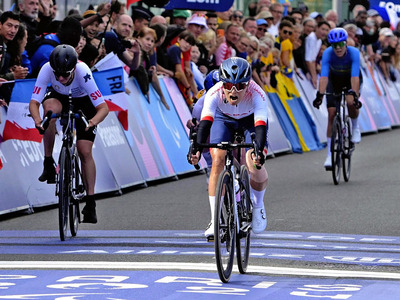 パリ・パラリンピック女子個人ロードレース（運動機能障害Ｃ１～３）で、僅差で優勝を果たした杉浦佳子選手（手前）。２大会連続の金メダルに輝いた