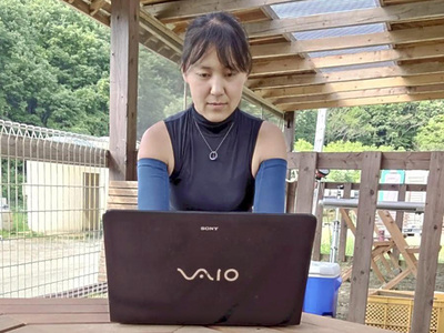 パソコンで事務系の仕事をする私。高校や専門学校で学んだ情報処理技術が今の牧場経営に役立っている