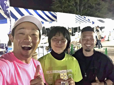 ふくしまフードフェスで記念撮影する私（中央）。牧場を運営していくためには、さまざまな人と関わることが大切だと思う