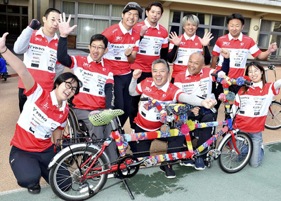 いわき市の平支援学校にボランティア活動に訪れた日本パラサイクリング連盟のメンバーと僕（前列中央）。自転車の楽しさを伝えるため、どこにでも行くつもりだ