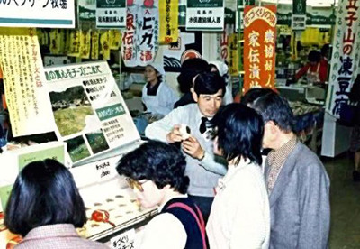 今は閉館した中合の販売ブースでナチュラルチーズを売る私（中央）。慣れない接客に、売ることの大変さを身に染みて感じた貴重な経験だった