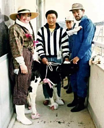 新春ホラ吹き大会は実に自由でユーモアあふれるイベントだった。入賞者には牛がプレゼントされたり、女装をする参加者もいた。左は女装をする私