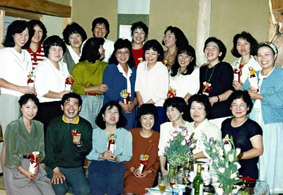 若妻の翼に参加し、帰国した女性たち。外国での経験を経て、新しい自分を見つけることができたようだ。全員が充実感に満ちた笑顔であふれている